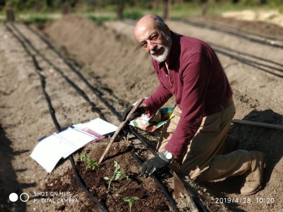 Hortelanos de la Rosa Poniendo a punto la instalación de riego
